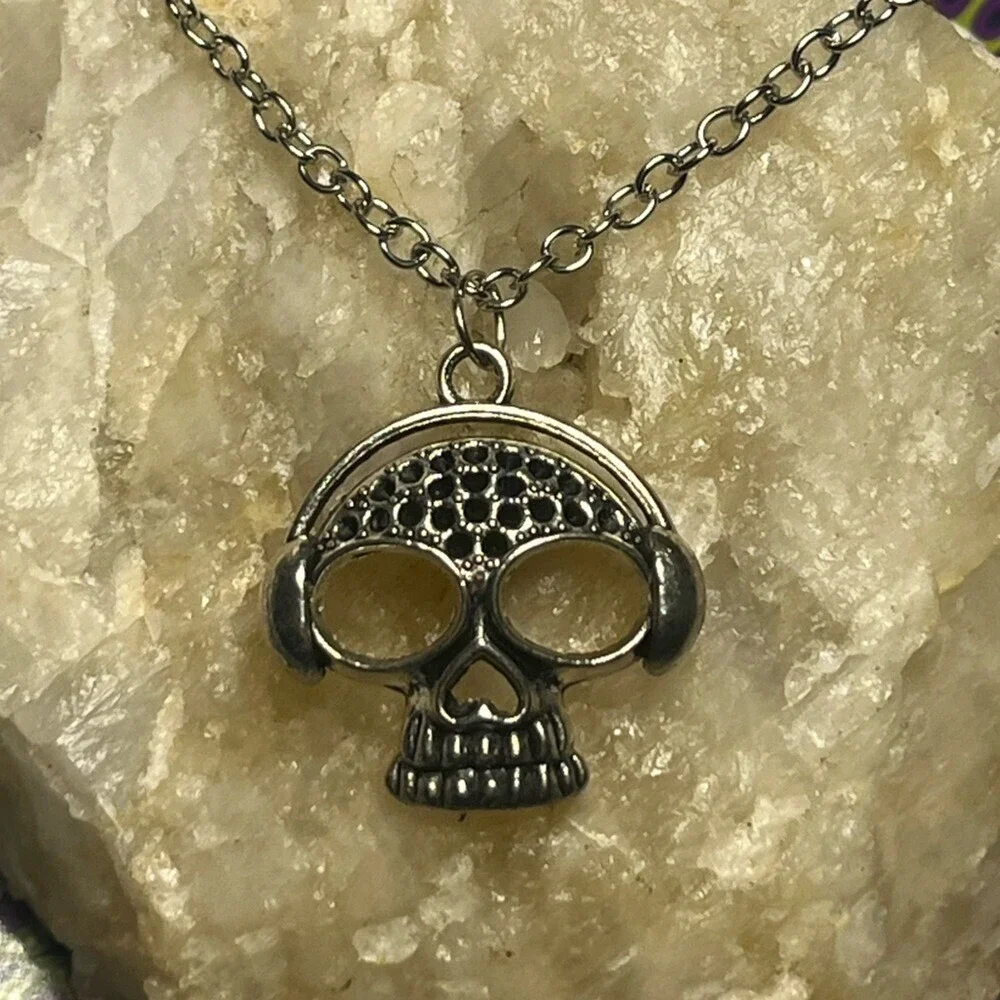 Unbranded Skull Headphones Necklace Unisex 22
